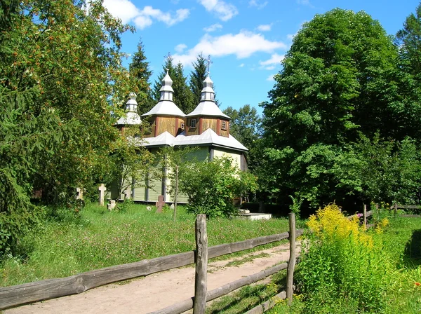 Kirche im grünen Park — Stockfoto