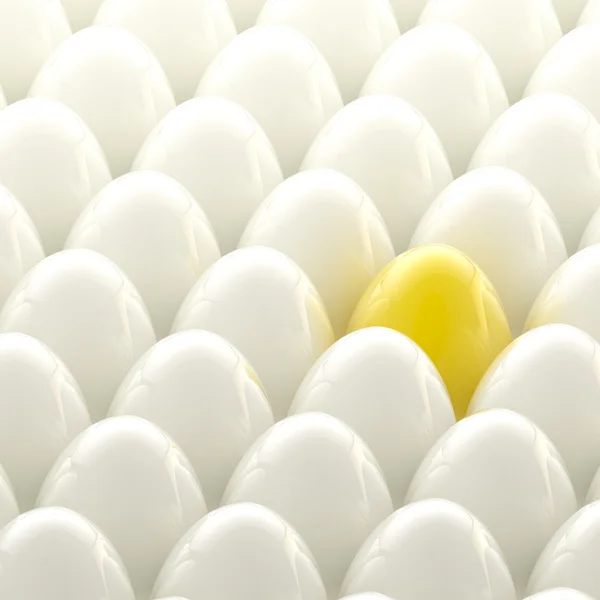 Goldenes Ei unter den üblichen weißen Eiern — Stockfoto