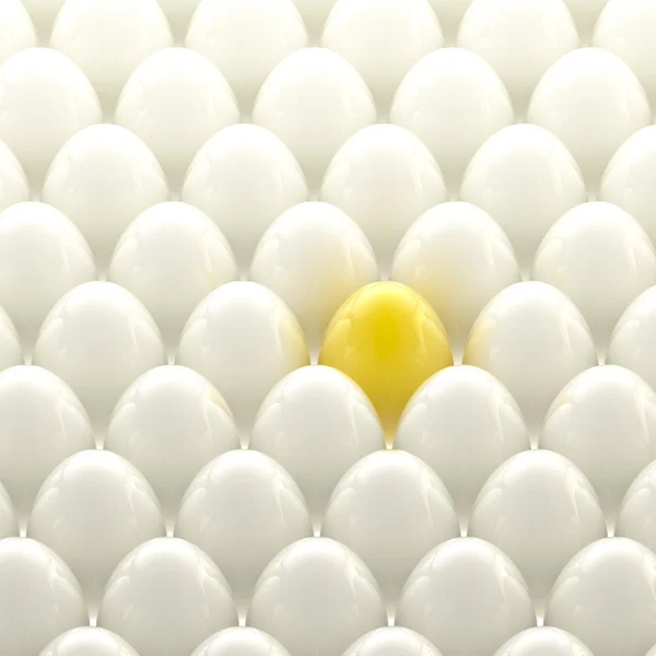 Goldenes Ei unter den üblichen weißen Eiern — Stockfoto