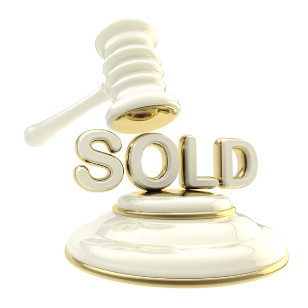 Аукцион: слово "продается" под золотым молотком — стоковое фото