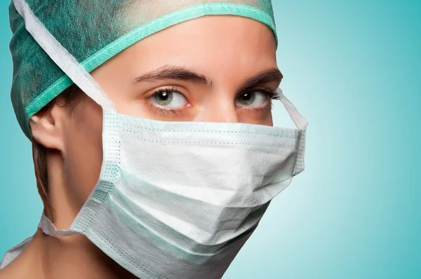 Chirurgo femminile con maschera facciale — Foto Stock