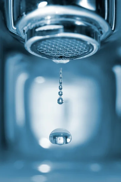 Gota de água de uma torneira — Fotografia de Stock