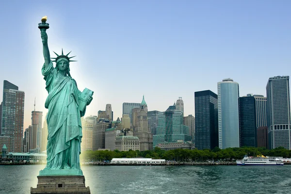 Нью-Йорк со статуей Свободы — стоковое фото