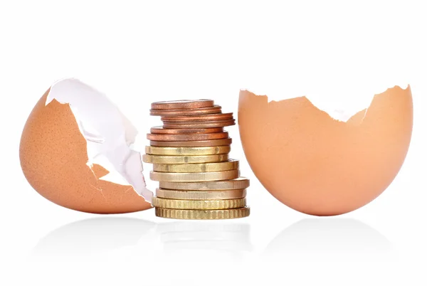 Casca de ovo e dinheiro — Fotografia de Stock