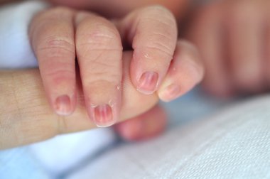 Holding ebeveynin parmak bebek