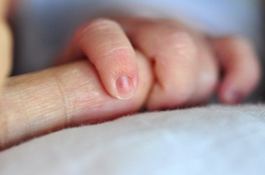Holding ebeveynin parmak bebek