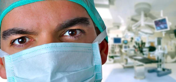 Cerrah ile yüz maskesi — Stok fotoğraf