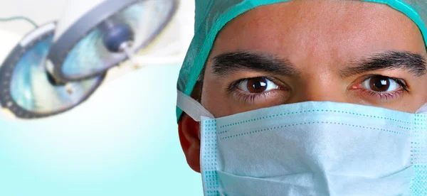 Cirurgião com máscara facial — Fotografia de Stock