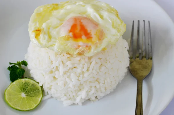 Rýže a sázeným vejcem — Stock fotografie