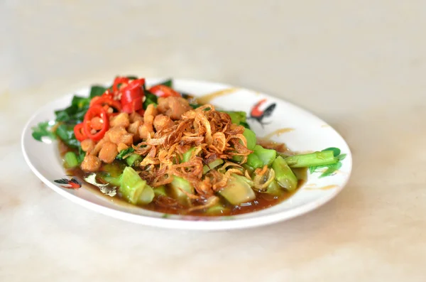 Brasser le chou frit chinois avec la sauce aux huîtres — Photo