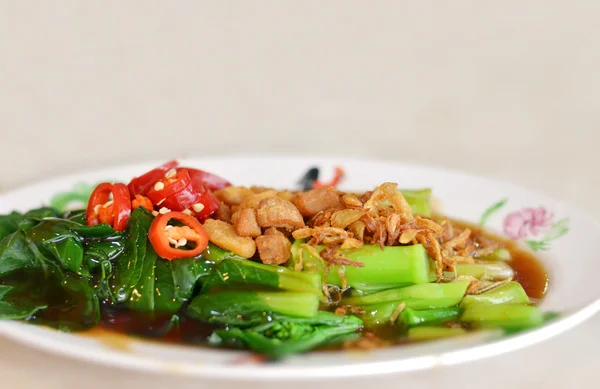 Жареная китайская капуста с устричным соусом — стоковое фото