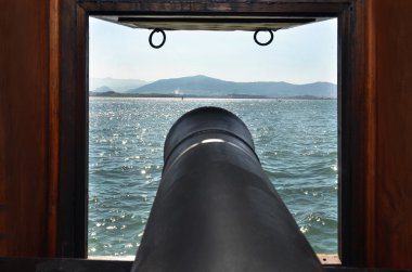 bir tekne deniz topu üzerine