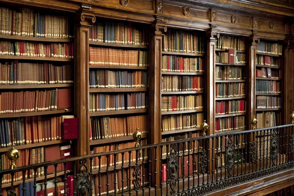 Библиотека старых книг — стоковое фото