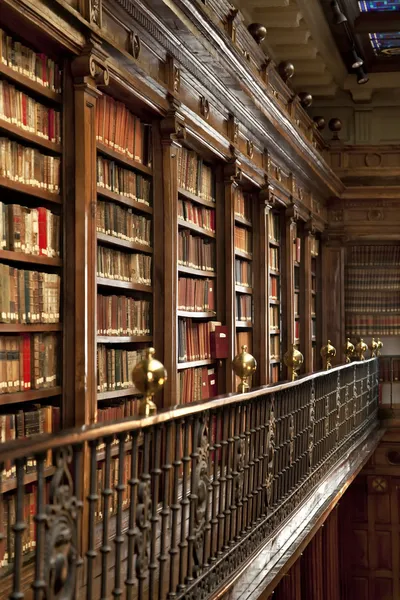 Muitos livros antigos numa biblioteca antiga. — Fotografia de Stock