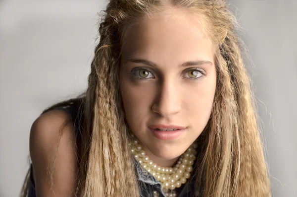 Schönes junges Mädchen mit blonden Haaren — Stockfoto
