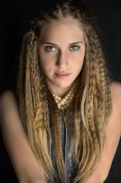 Porträt einer attraktiven jungen Frau mit langen glatten blonden Haaren — Stockfoto