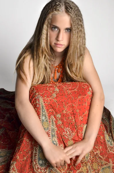 Jovem linda loira menina de cabelos envolto em um vestido vermelho — Fotografia de Stock