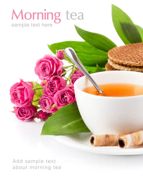 Tea in cup with biscuits and bouquet roses — Stock Photo, Image