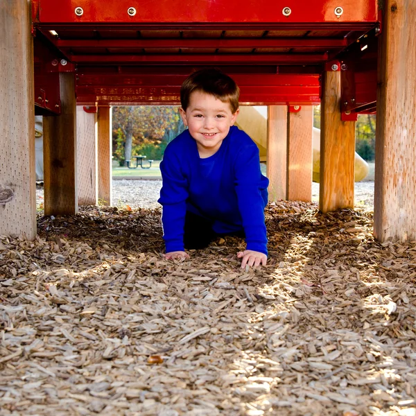 Ευτυχισμένο παιδί να παίζει στην παιδική χαρά — Φωτογραφία Αρχείου