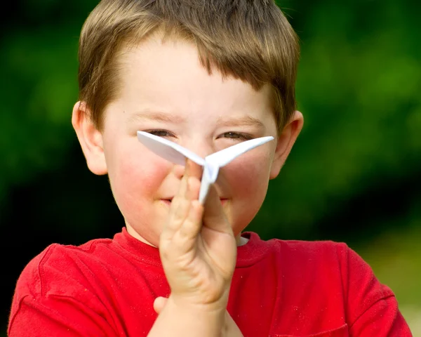Kind spelen met papieren vliegtuigje — Stockfoto
