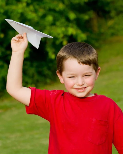 Kağıt Uçak ile oynayan çocuk — Stok fotoğraf