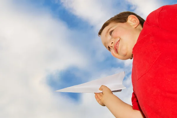 Niño jugando con avión de papel — Foto de Stock