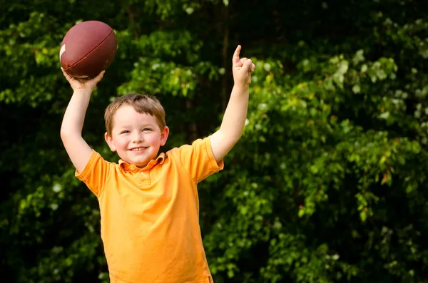 Criança com futebol comemorando mostrando que ele é o Número 1 — Fotografia de Stock