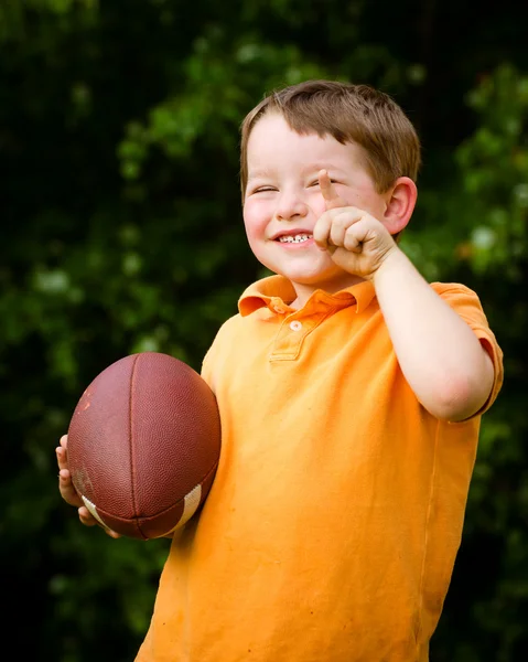 Enfant avec le football célébrant en montrant qu'il est numéro 1 — Photo