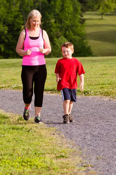 Mãe e filho correndo para o exercício ao ar livre — Fotografia de Stock