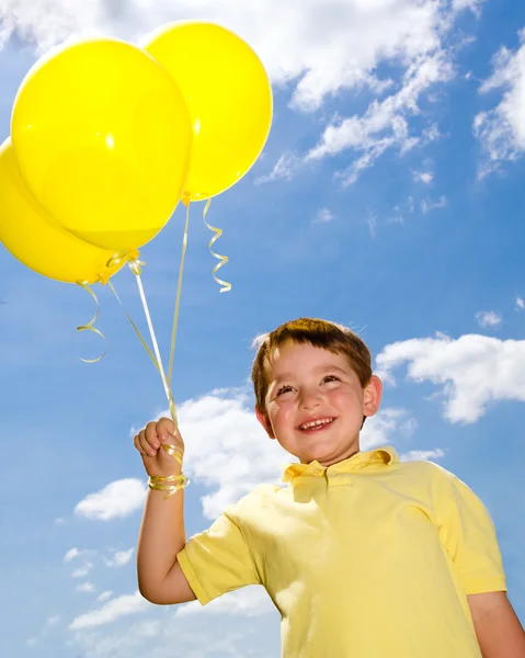 Счастливый ребенок с воздушными шарами — стоковое фото
