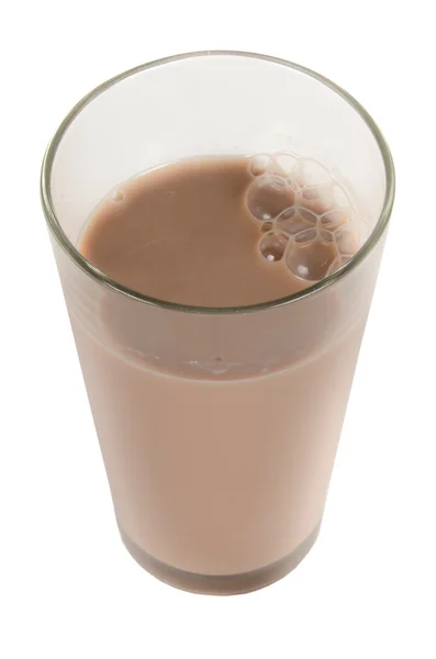 Leite de chocolate com baixo teor de gordura em vidro isolado em branco — Fotografia de Stock