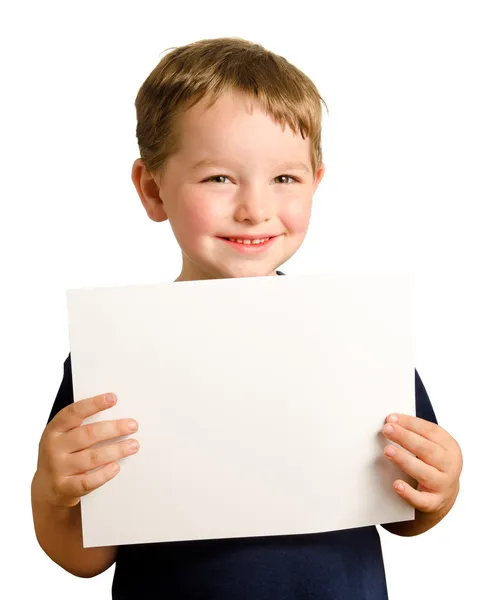 Słodkie młodych Przedszkolak szczęśliwy chłopiec trzyma znak puste miejsca na kopia na białym tle — Zdjęcie stockowe
