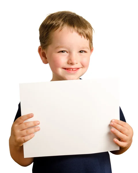 Милий молодий щасливий хлопчик дошкільника тримає порожній знак з кімнатою для копіювання ізольовано на білому Стокове Фото