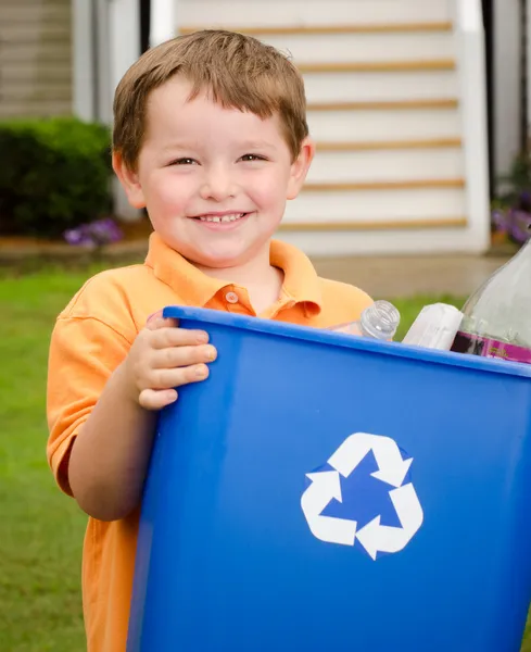 Έννοια της ανακύκλωσης με μικρό παιδί που μεταφέρουν κάδο ανακύκλωσης στη συγκράτηση στο σπίτι του — Φωτογραφία Αρχείου