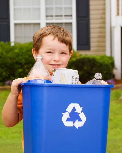 Concetto di riciclaggio con il bambino che trasporta il bidone del riciclaggio al marciapiede a casa sua — Foto Stock