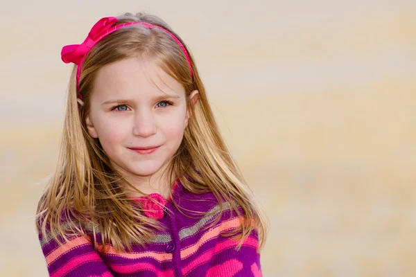 Winter of het vroege voorjaar portret van vrij jong meisje kind dragen brei poncho in park — Stockfoto