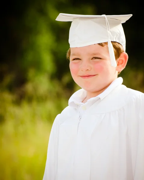 Mladík s čepici a šaty pro předškolní promoce — Stock fotografie