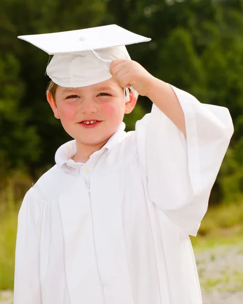 Menino com boné e vestido para a formatura pré-escolar — Fotografia de Stock