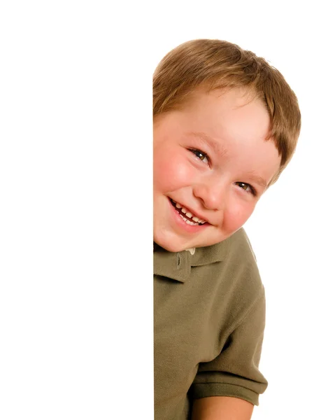 Retrato de un niño joven y feliz mirando alrededor de la esquina aislado en blanco — Foto de Stock