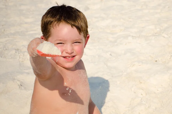 Ung pojke barn leker med sand på stranden — Stockfoto