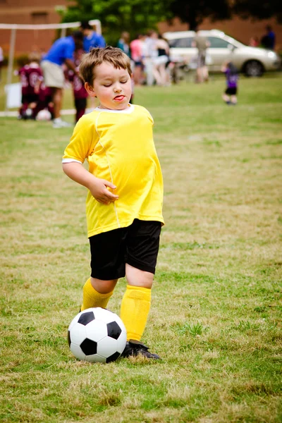 Chłopiec dziecko gry w piłkę nożną w zorganizowana Liga gra — Zdjęcie stockowe