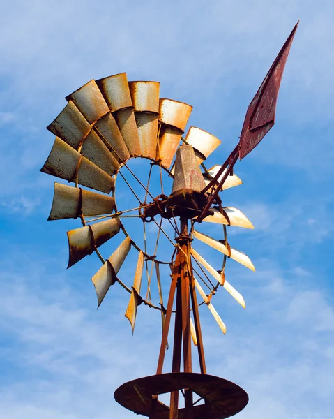 Старий іржавий вітряк на сільській фермі — стокове фото