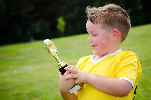 Unga fotbollspelare i uniform med sin nya trophy — Stockfoto