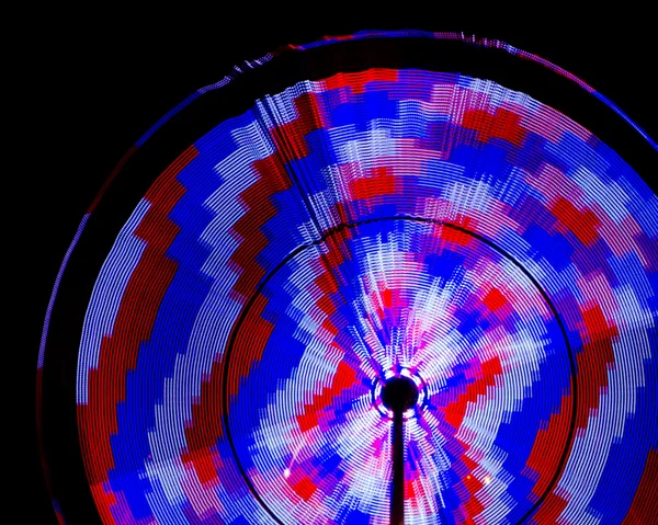 Paseos al parque de atracciones Spinning en Panama City Beach, Florida, con desenfoque de movimiento — Foto de Stock