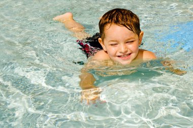 genç çocuk veya çocuk sığ içinde tatil sırasında Yüzme.