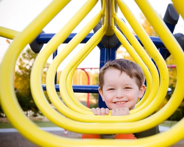 Carino bambino in età prescolare giocare al parco giochi — Foto Stock