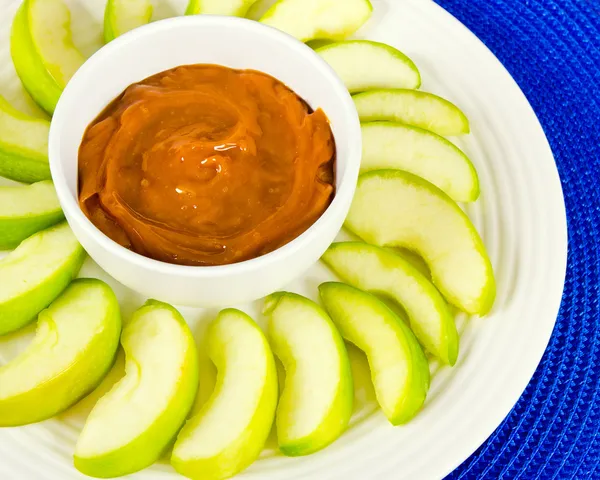 Zöld alma szeletek és karamell Apple Dip — Stock Fotó
