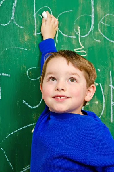 Ritratto di giovane ragazzo dopo aver scritto sulla lavagna per i compiti scolastici — Foto Stock