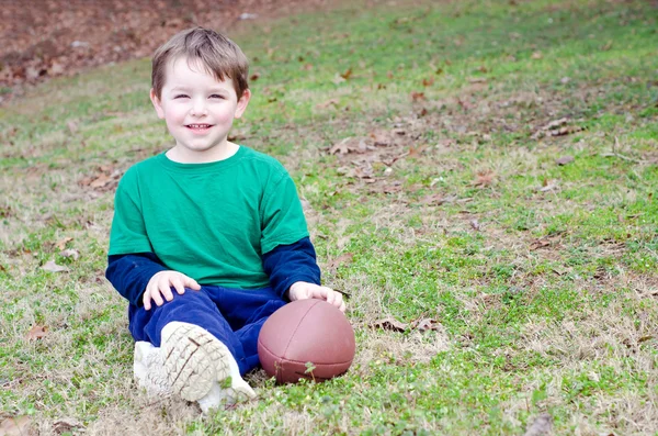 Мальчик с футболом — стоковое фото