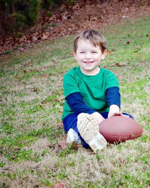 Mladý chlapec s fotbalem — Stock fotografie
